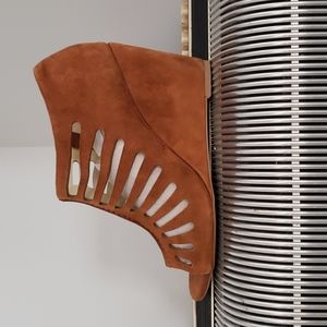 AMAZING BCBGENERATION TAN SUEDE LEATHER OPEN TOED WEDGES. Size 8.5